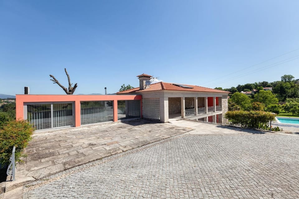 Property building, Facade/entrance, Off site, Garden, Balcony/Terrace
