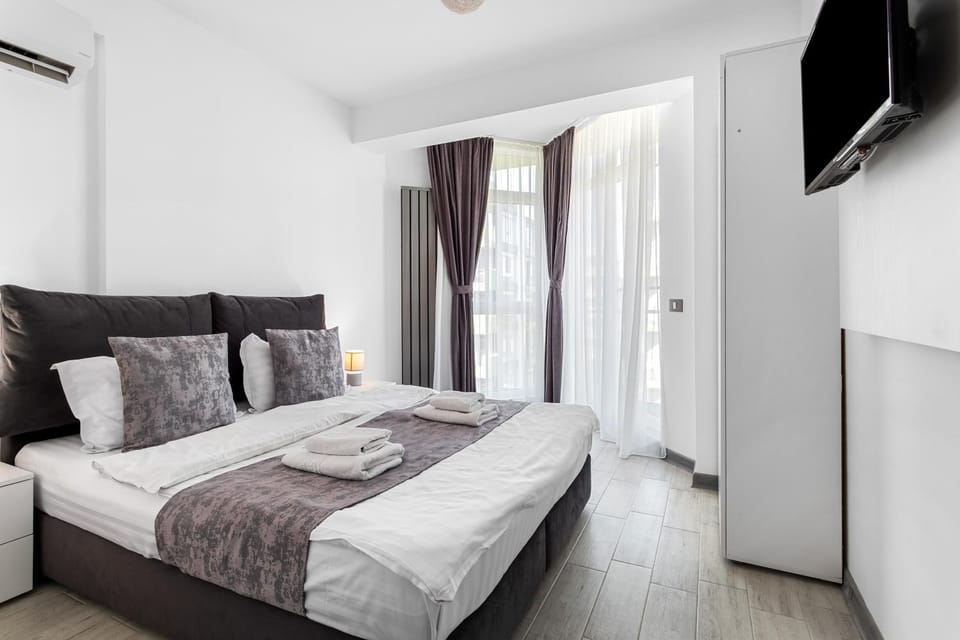 Bed, TV and multimedia, Bedroom, towels, air conditioner