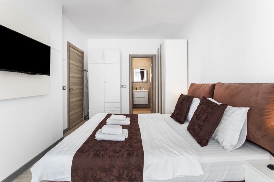 Bed, Bathroom, TV and multimedia, Photo of the whole room, Bedroom, towels, wardrobe
