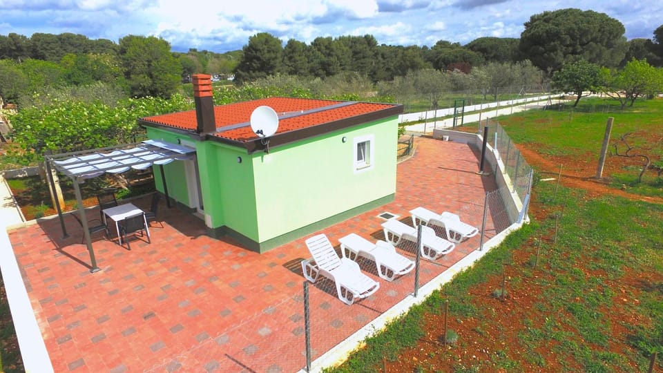 Property building, Natural landscape, Garden view, sunbed