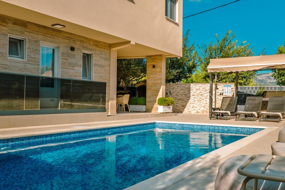 Property building, Day, Pool view, Swimming pool, sunbed