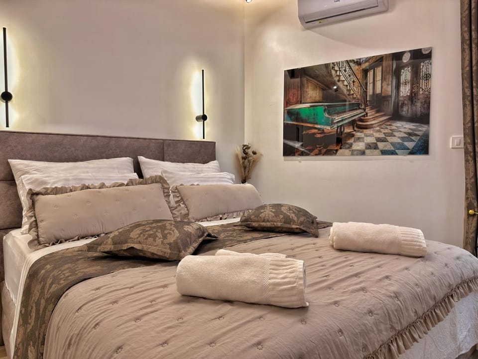 Bed, Photo of the whole room, Bedroom, air conditioner