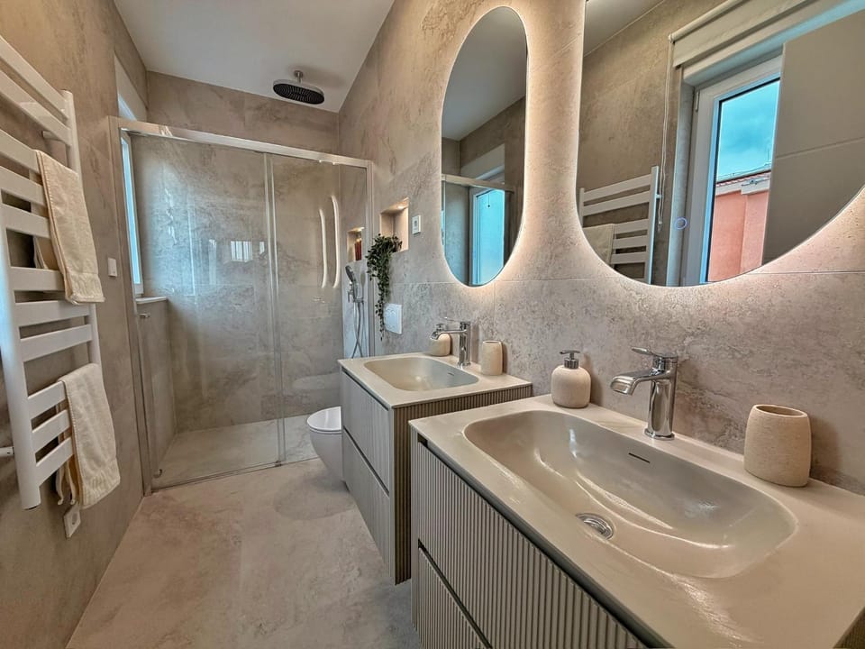 Shower, Bathroom, towels