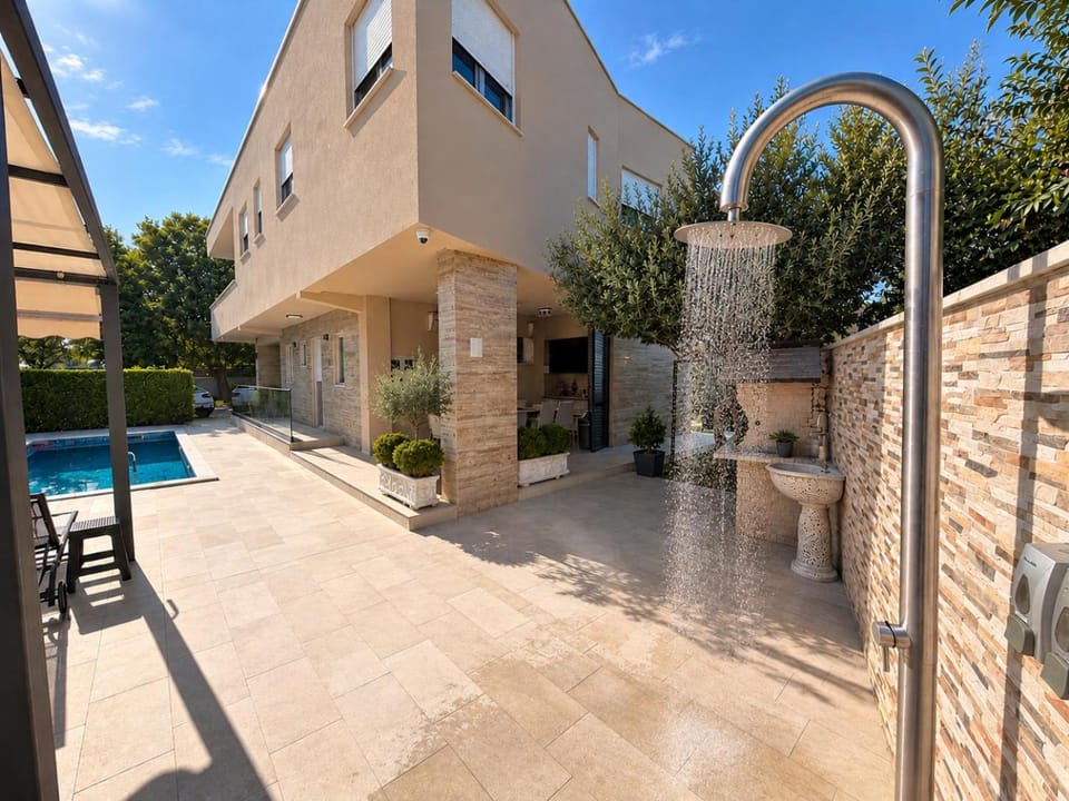 Shower, Property building, Day, Garden, Garden view, Pool view, Swimming pool