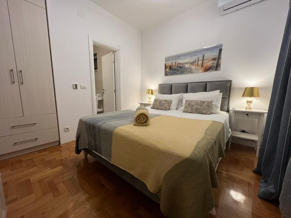 Bed, Bedroom, wardrobe, air conditioner