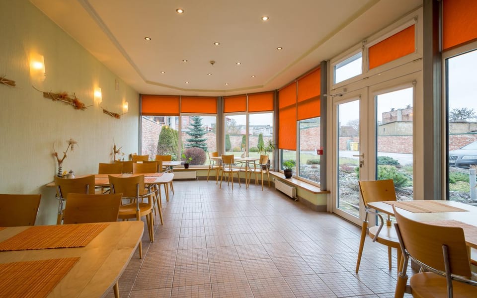 Restaurant/places to eat, Lounge or bar