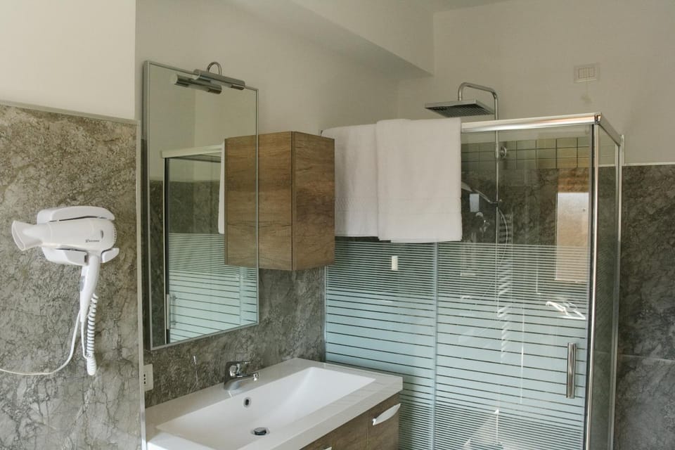 Shower, Toilet, Bathroom, towels