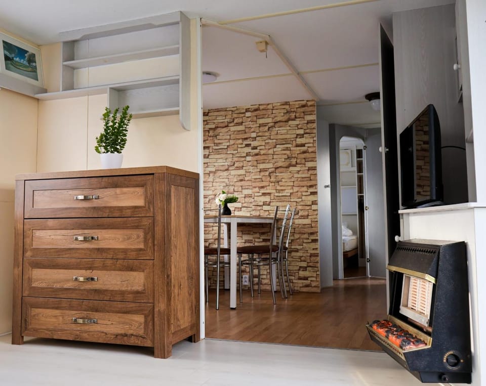 TV and multimedia, Dining area, hair dresser, wardrobe