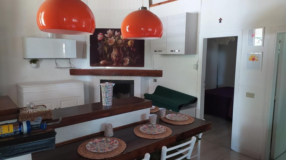 Kitchen or kitchenette, Dining area, oven, stove