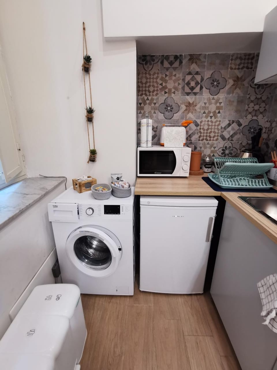 Kitchen or kitchenette, microwave, washing machine