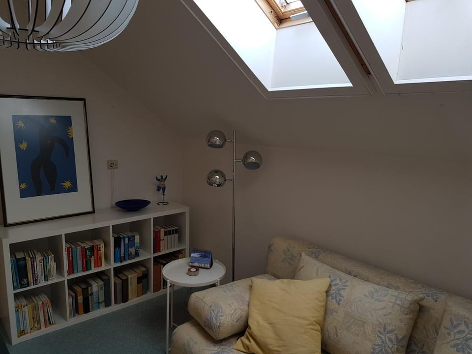 Bed, Seating area