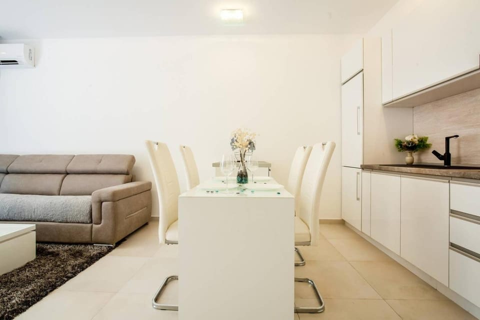 Kitchen or kitchenette, Living room, Dining area