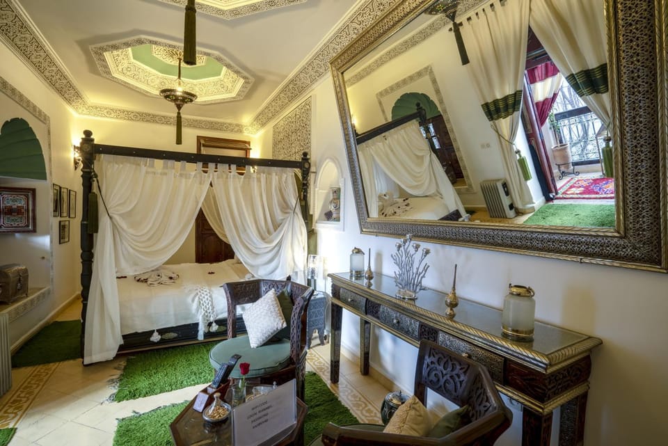 Bed, TV and multimedia, Living room, Photo of the whole room, Seating area, hair dresser, air conditioner