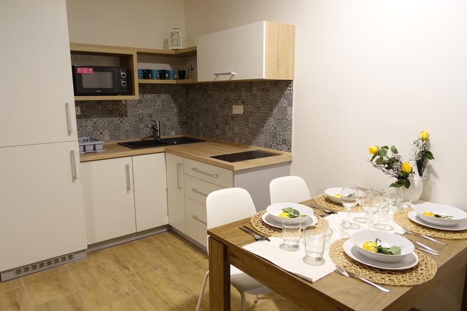 Kitchen or kitchenette, Dining area