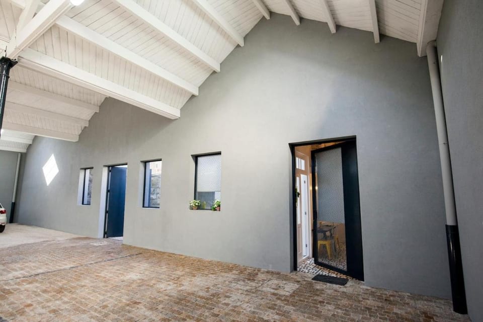 GET a Cactus and Books studio Apartment in Porto