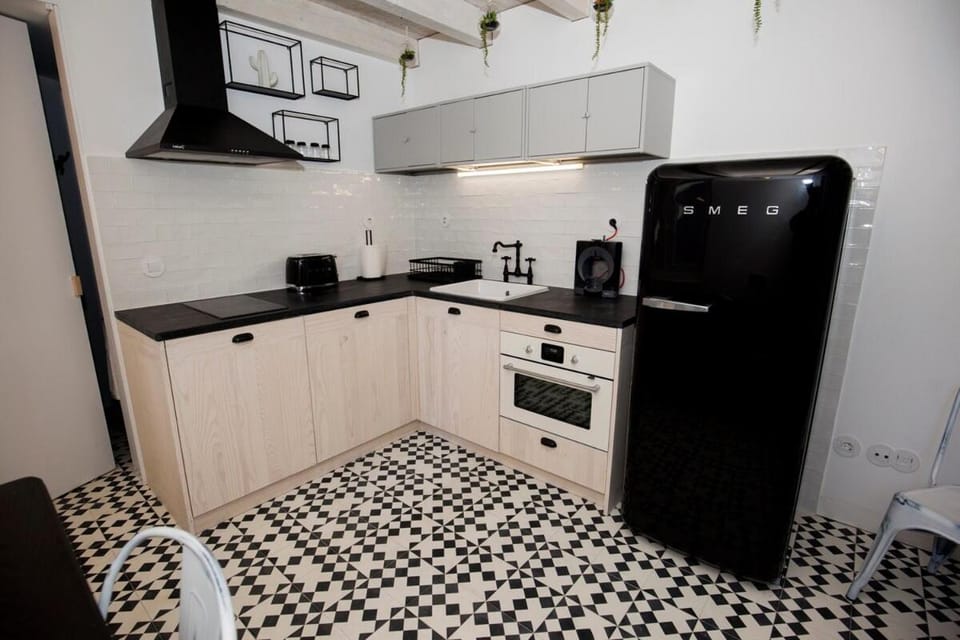 GET a Cactus and Books studio Apartment in Porto