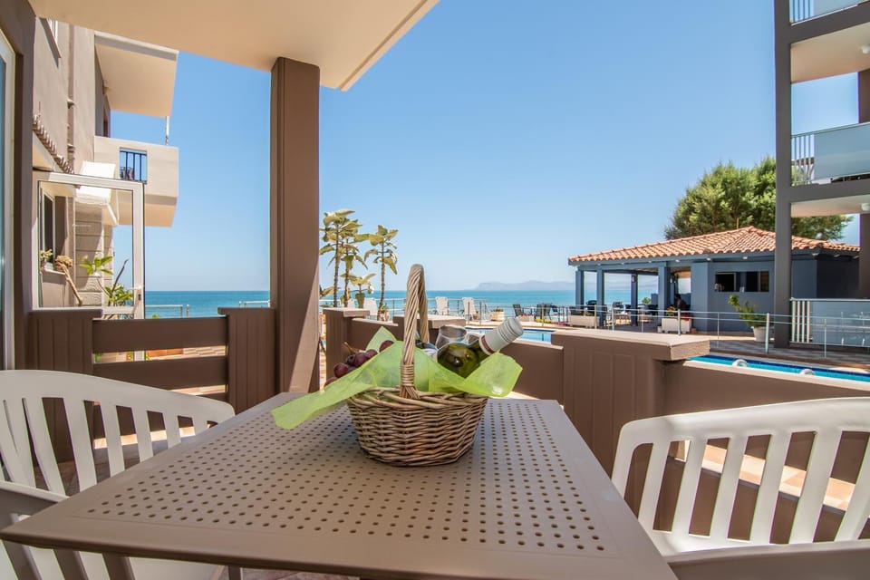 Patio, Day, Natural landscape, View (from property/room), Balcony/Terrace, Dining area, Beach, Pool view, Sea view, Swimming pool, sunbed