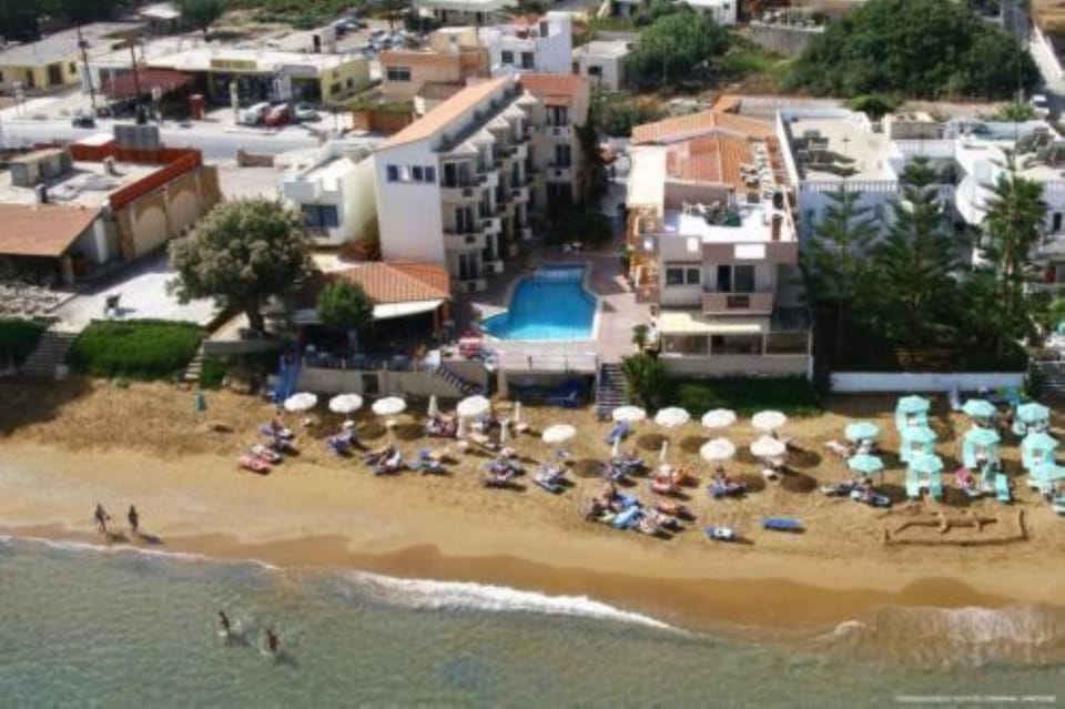 Property building, Day, People, Natural landscape, Bird's eye view, Beach, City view, Pool view, Sea view, Swimming pool, Breakfast, Location, group of guests, sunbed