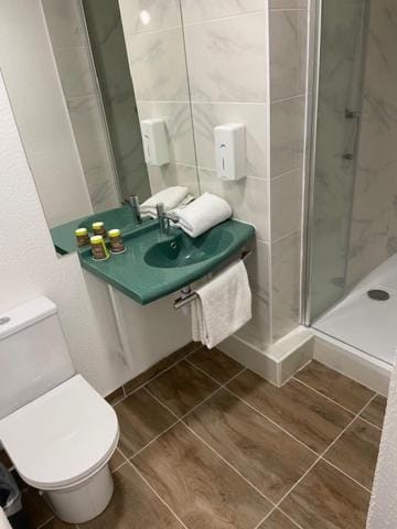 Shower, Toilet, Bathroom, towels