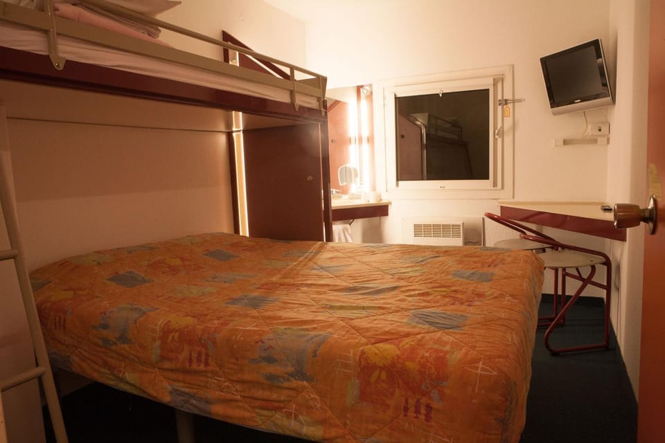 Bed, TV and multimedia, Photo of the whole room, Bedroom, bunk bed