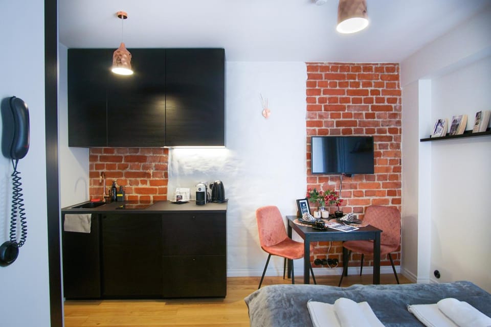 Coffee/tea facilities, Kitchen or kitchenette, Dining area, Inner courtyard view