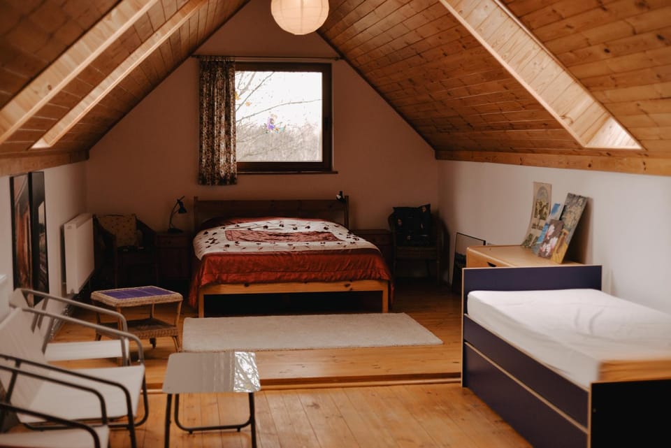 Bed, Photo of the whole room, Seating area, Bedroom