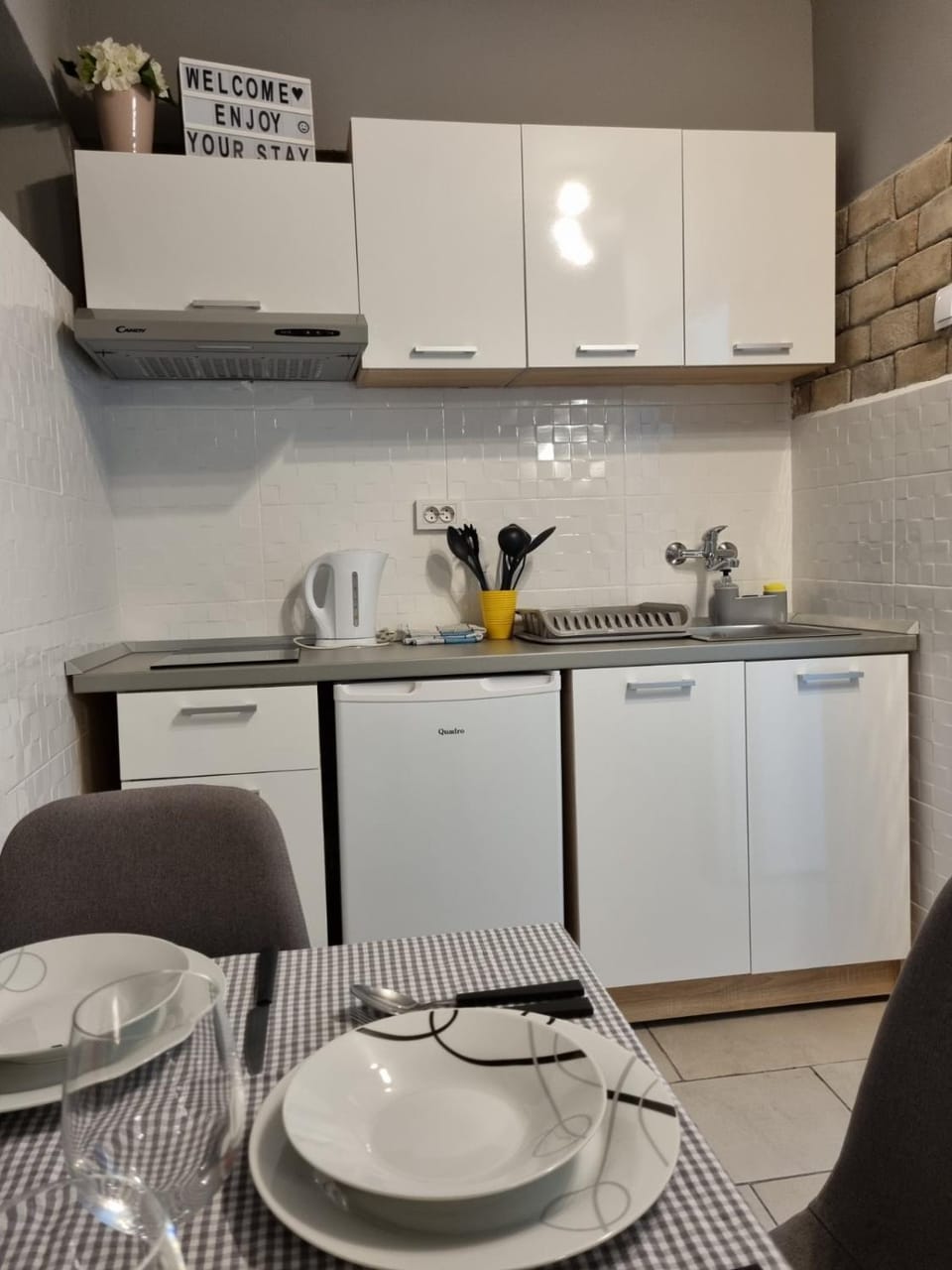 Kitchen or kitchenette, Dining area