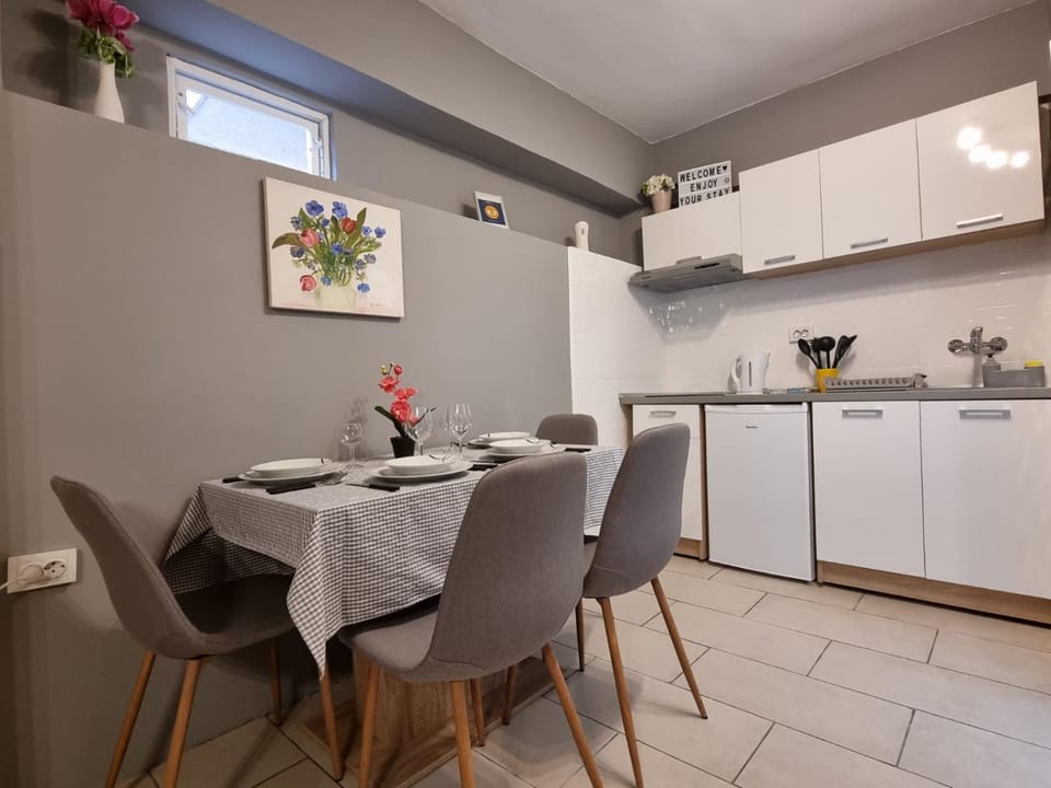 Kitchen or kitchenette, Dining area