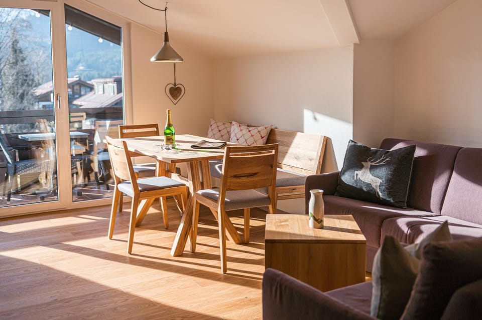 Seating area, Dining area