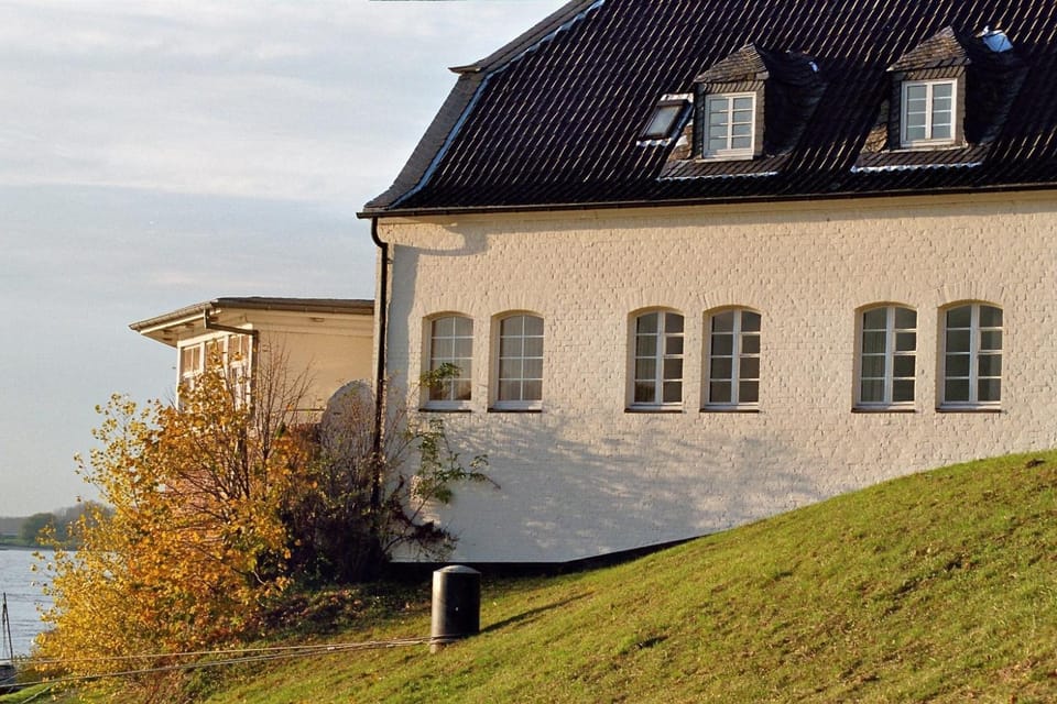 Facade/entrance, Area and facilities