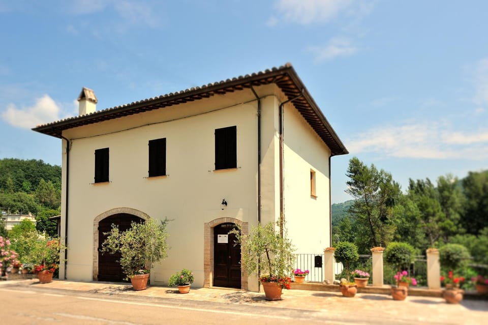 Facade/entrance, Area and facilities