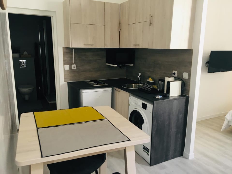 Kitchen or kitchenette, Dining area