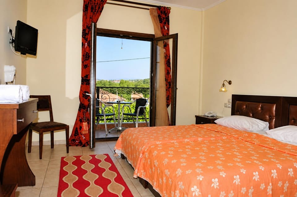 Bed, TV and multimedia, View (from property/room), Balcony/Terrace, Photo of the whole room