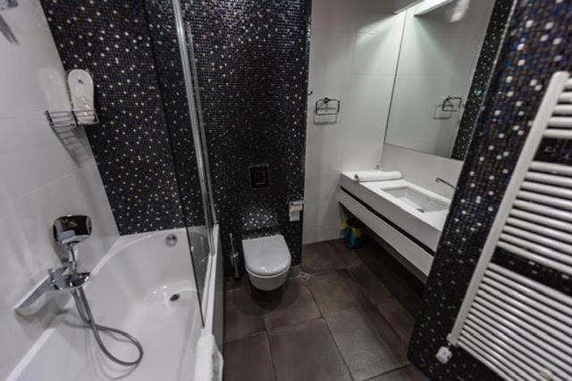 Shower, Toilet, Hot Tub, Bathroom