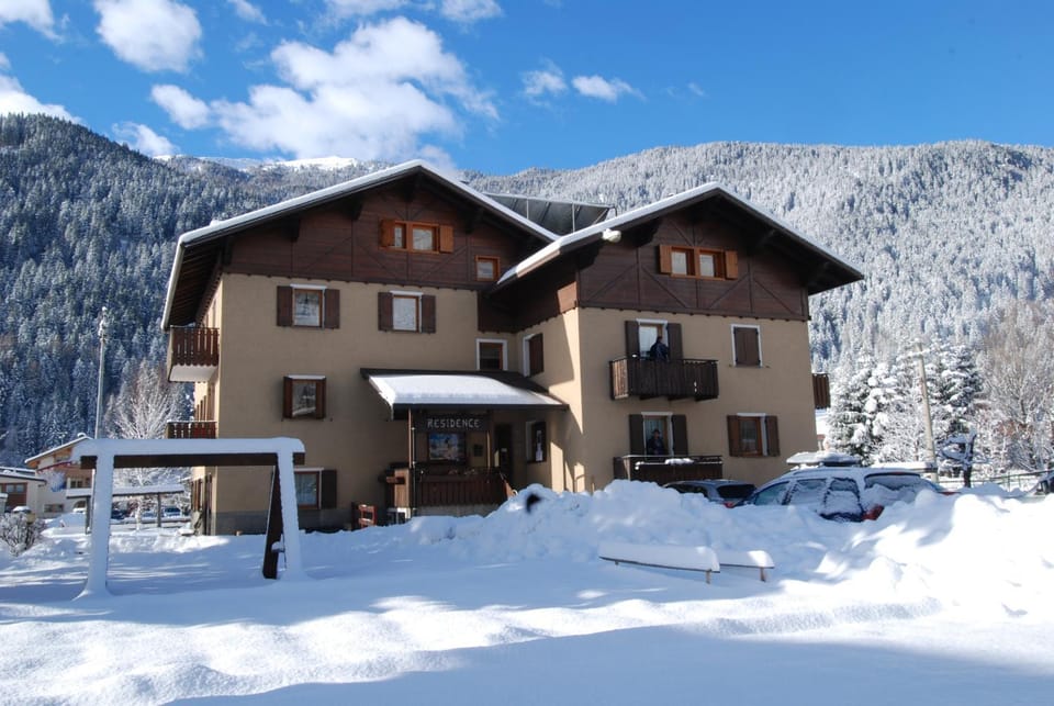 Property building, Facade/entrance, Winter