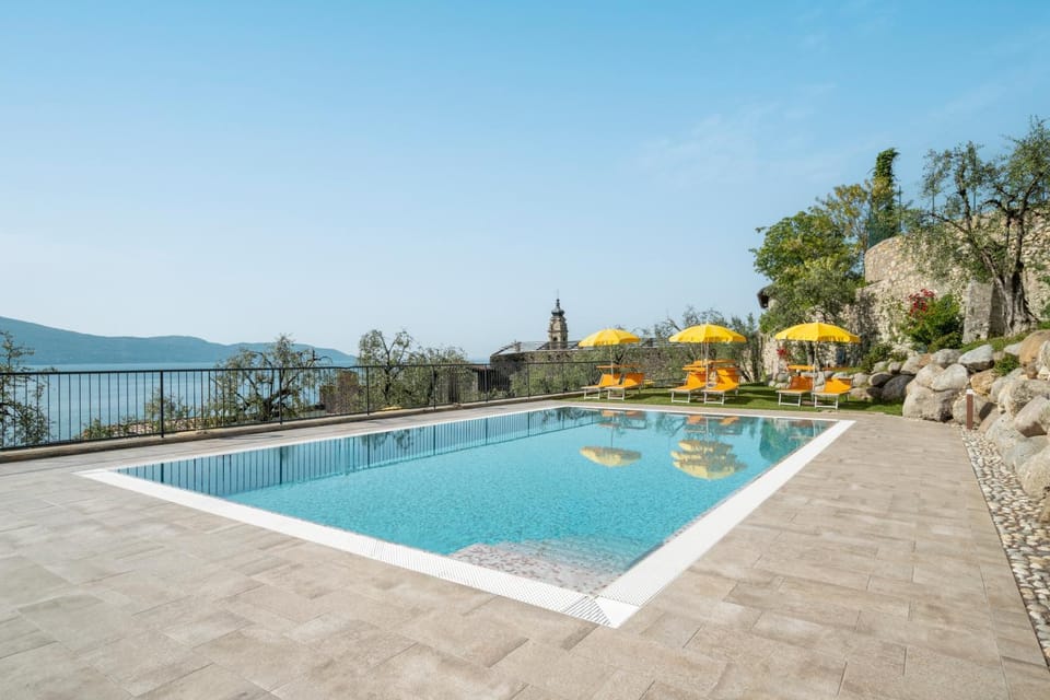 Residence Dany appartamenti con cucina vista lago piscina e parcheggio Apartment hotel in Gargnano