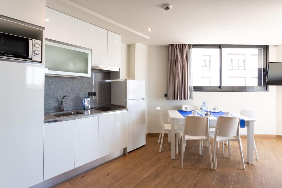 Kitchen or kitchenette, Dining area