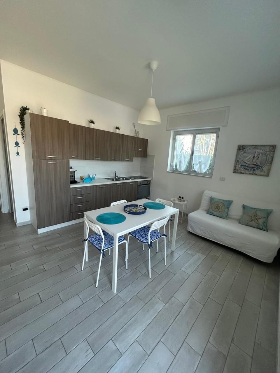 Kitchen or kitchenette, Living room, Seating area, Dining area