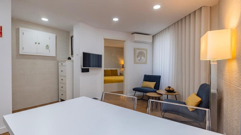 TV and multimedia, Living room, Seating area, Bedroom