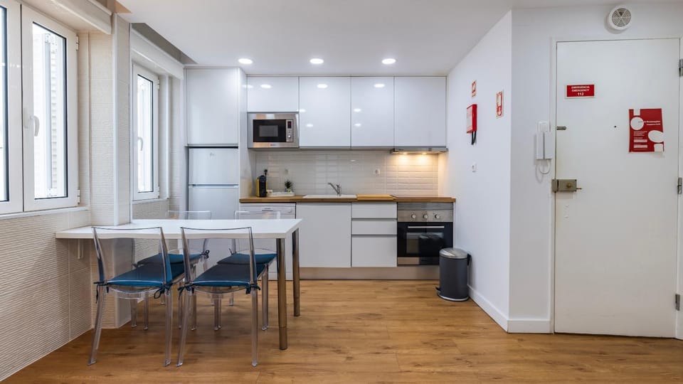 Kitchen or kitchenette, Dining area, oven