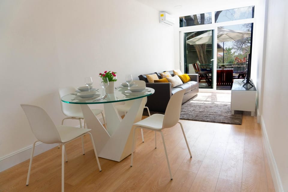 TV and multimedia, Living room, Seating area, Dining area, City view, Garden view