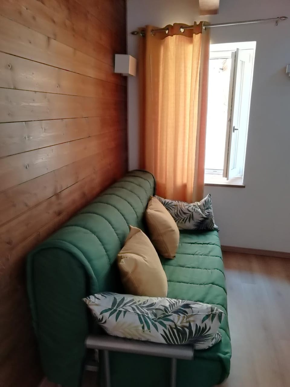 Bed, Living room