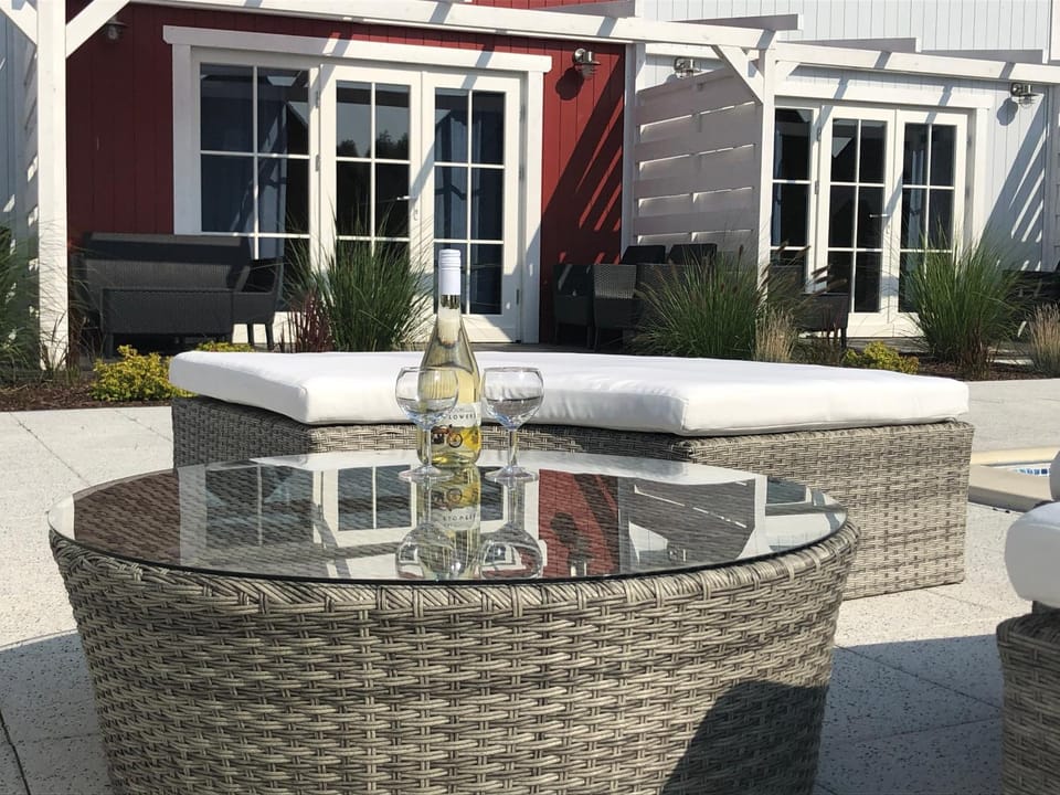 Property building, Day, Seating area