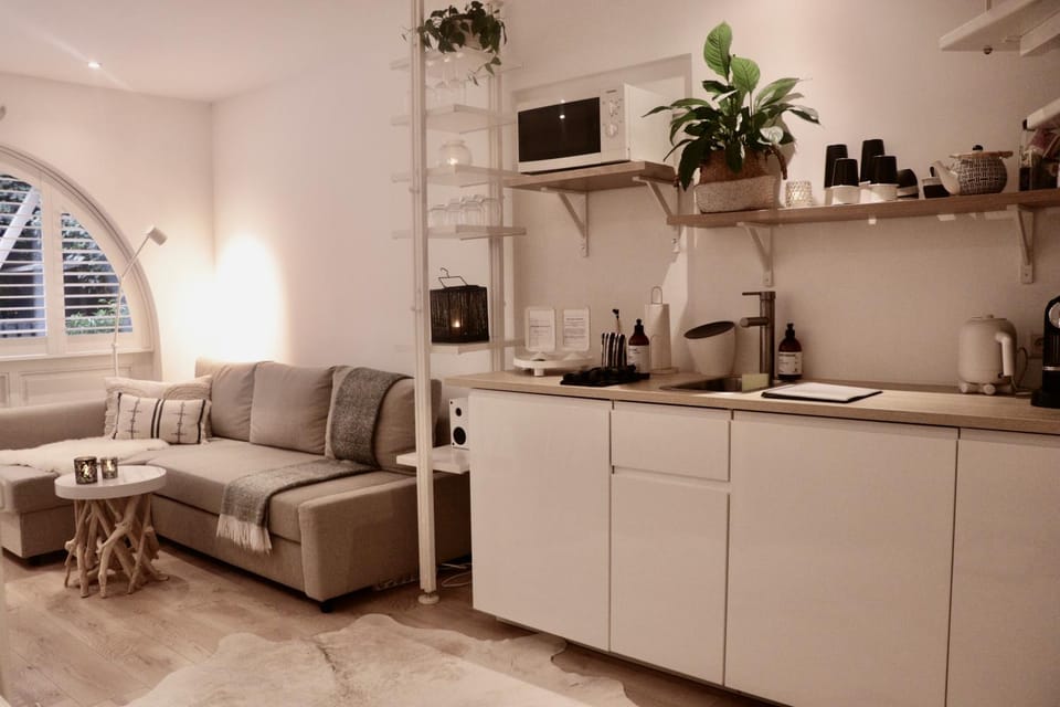 Coffee/tea facilities, Kitchen or kitchenette, Seating area, kitchen
