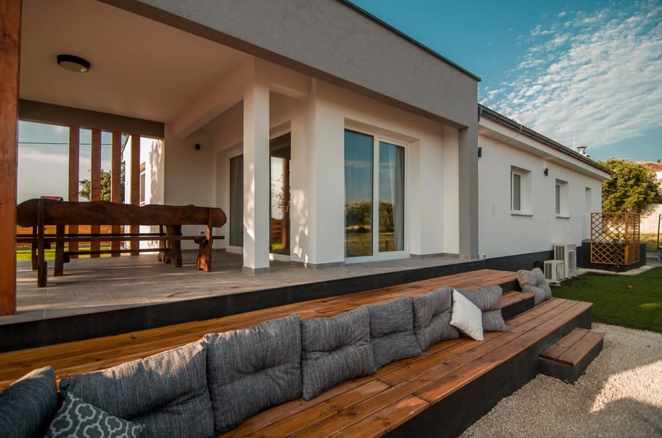 Patio, Facade/entrance, BBQ facilities, Garden, Balcony/Terrace, Lounge or bar, Banquet/Function facilities, Decorative detail