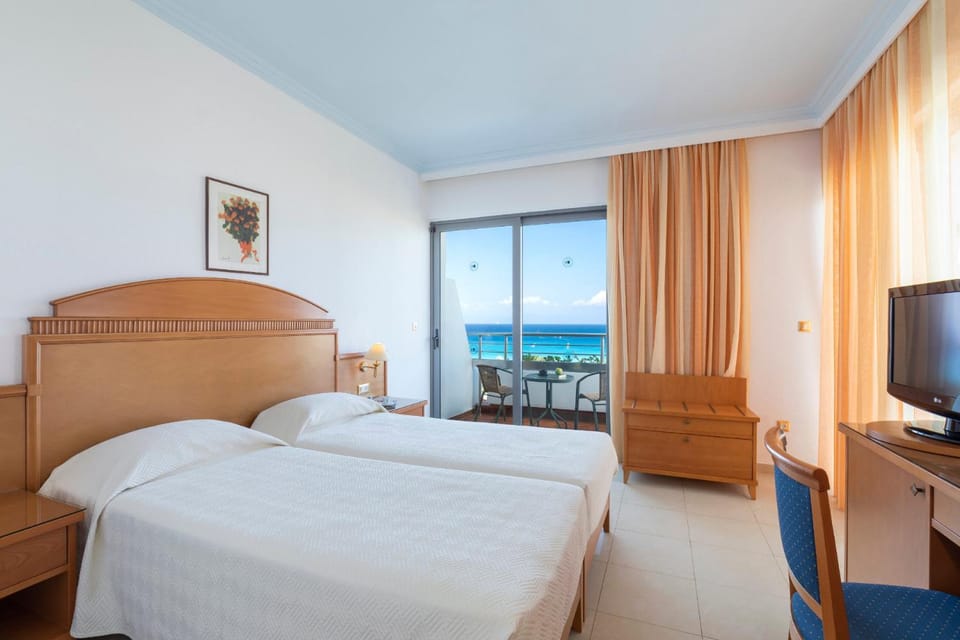 Bed, Photo of the whole room, Bedroom, Garden view, Pool view, Sea view