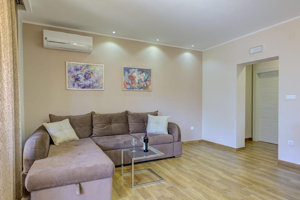 EdiLux Bed and Breakfast in Dobrota