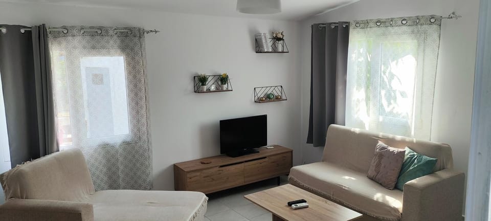 TV and multimedia, Living room, Seating area, air conditioner