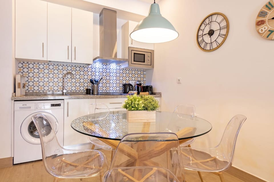 Nine O'Clock Metrosol Apartment in Seville