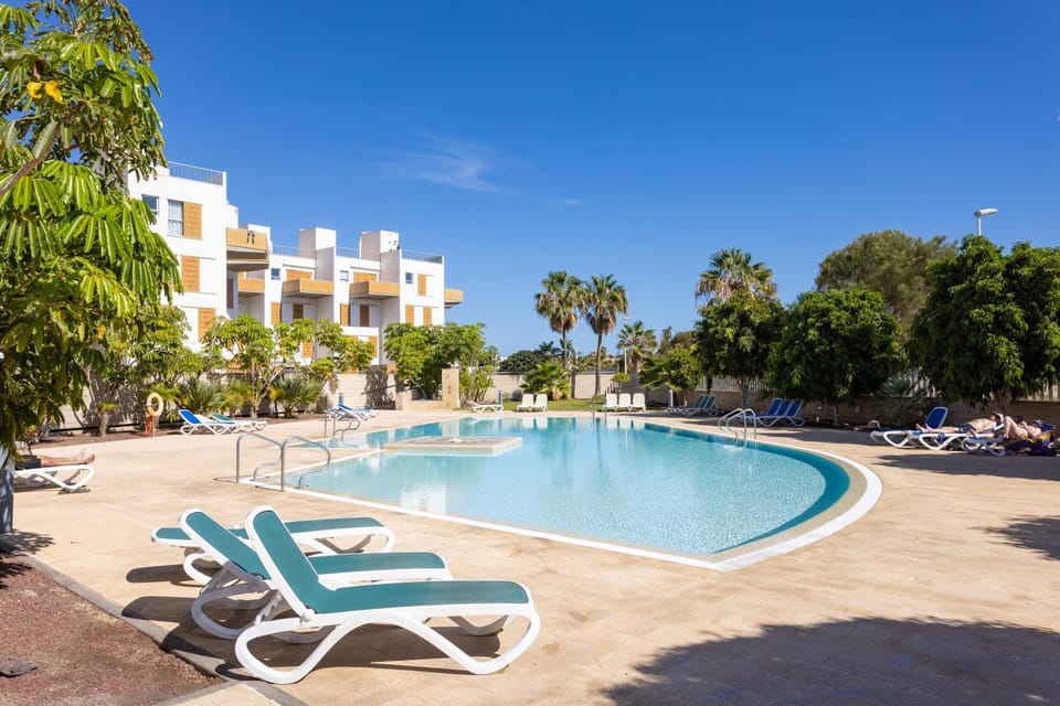 Property building, Day, Pool view, Swimming pool, sunbed